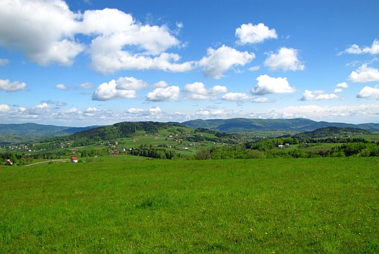 Golec, a za nim Pasmo Łososińskie. Golec, a za nim Pasmo Łososińskie.
