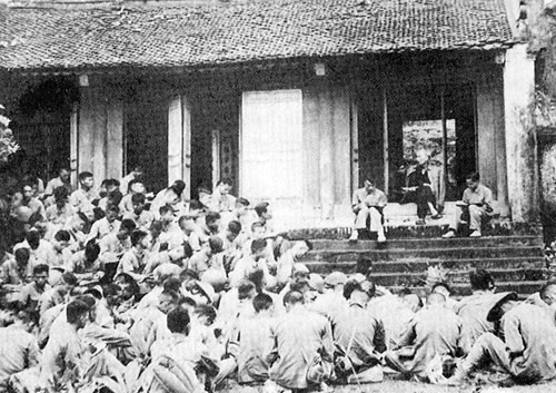 Bác Hồ đến thăm bộ đội ở đền Hùng trước khi về tiếp quản thủ đô.
