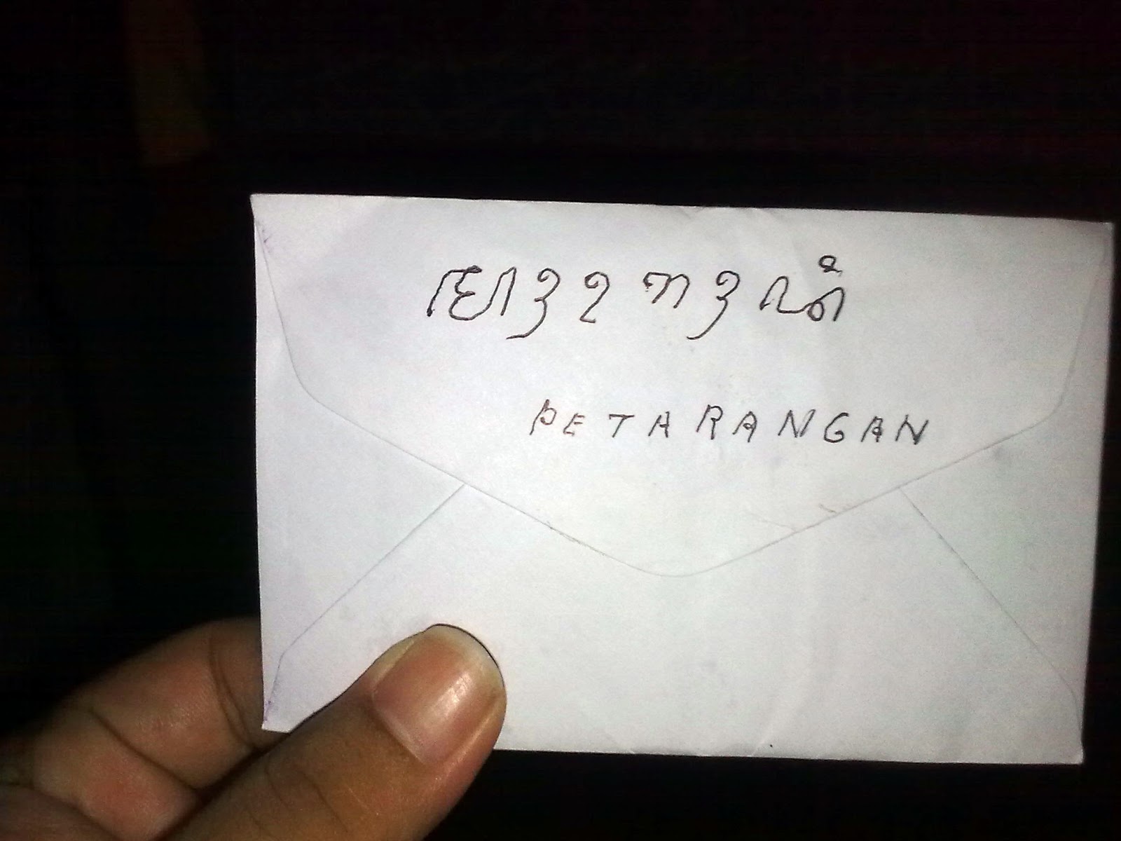 Melihat amplop ini saya mengingat waktu kecil saya di suruh simbah untuk mengirimkan surat ke adik simbah yang berada di lampung pulau sumatra nan jauh