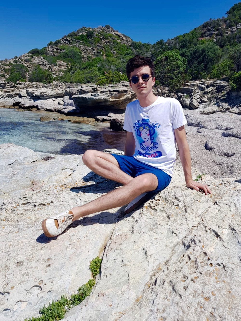 blog-mode-style-homme-paris-bordeaux-corse-plage-du-lotu-look-estival-ete-vacances-bagues-tshirt-twentyshirt-somewhre-short-coton-oxford-lunettes-soleil-edwardson-eyewear-thomas-sabo