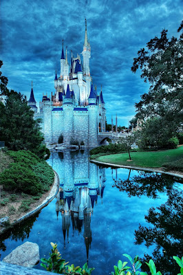 Castillo Disney World de noche con reflejo al agua