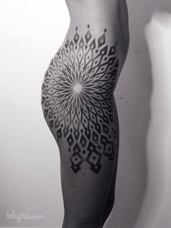 vemos una pierna con tatuajes geometricos
