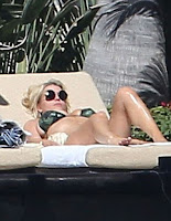  On Sunday, January 17, 2016, the stunning brunette, Jessica Simpson, 35, soaking up the sunshine in a black bikini at Cabo San Lucas, Mexico and the condition has raised the temperature.