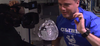 فيديو:الماء تسلية رواد الفضاء في ظروف انعدام الجاذبية 