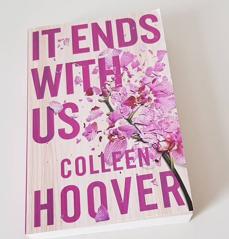 End of the world обложка. Идёт снег на английском. Its ends with us колин гувер. Its snowing like its the end. Its snowing like it's ending.
