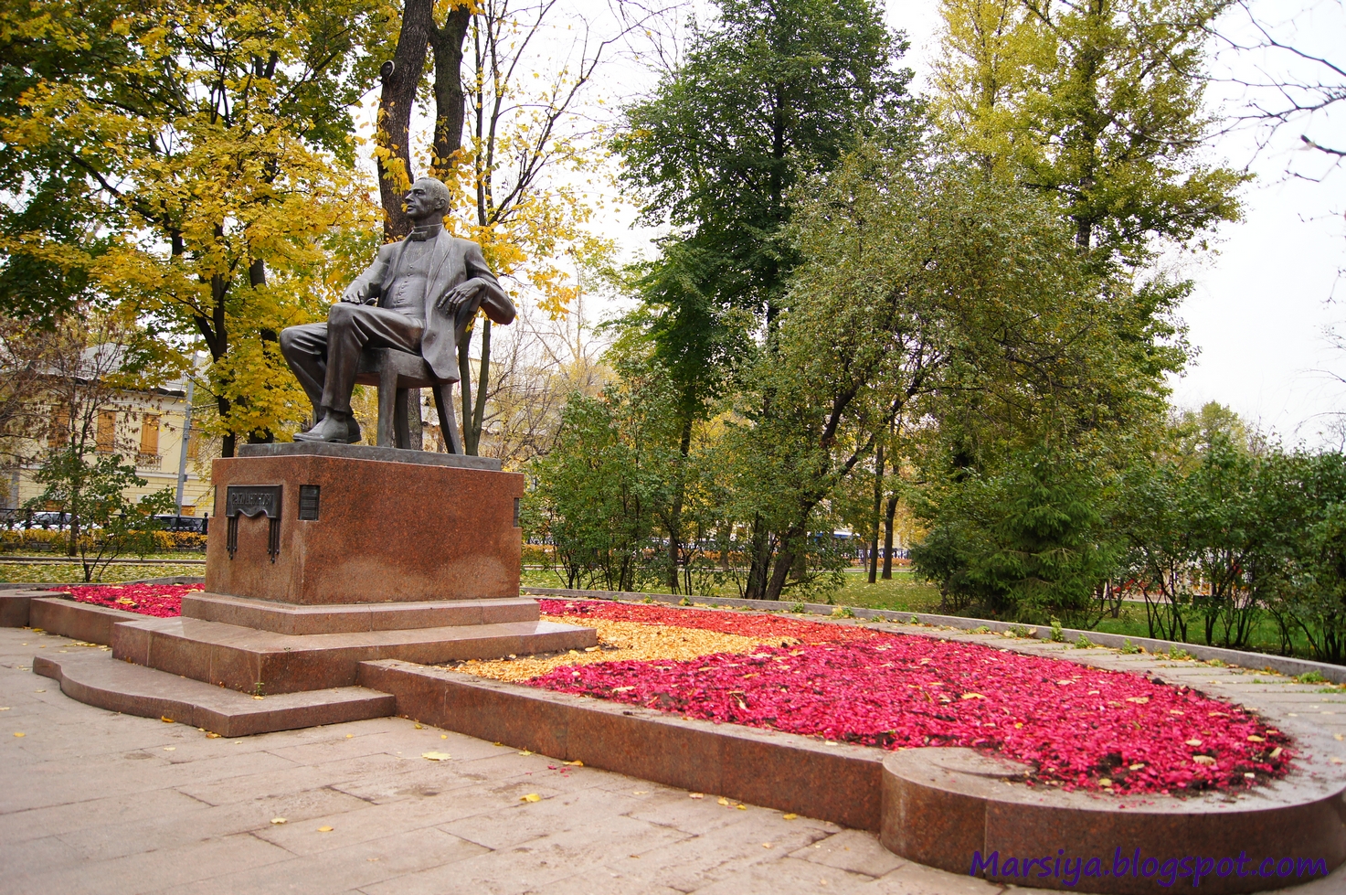 Памятник маршалу жукову на красной площади. Памятник крылову в твери. Памятник маршалу жукову. Памятники в центре москвы. Памятники.