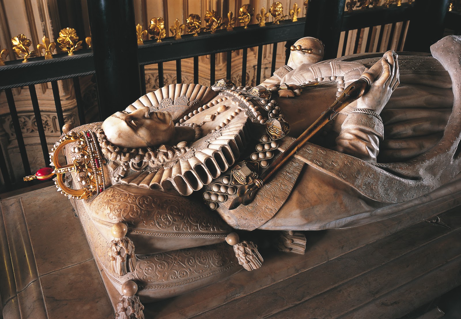 The-tomb-of-Elizabeth Photo by http___www.westminster-abbey.org_visit-us_picture-gallery