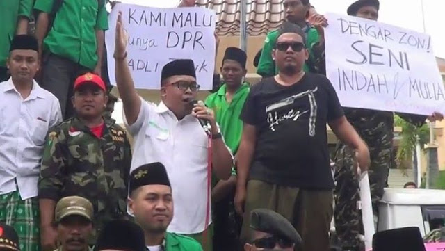 Putra Mbah Moen: Yang Demo Itu Bukan Santri Sarang, Itu Ansor NU Mau Peralat Mbah Moen Putra Mbah Moen: Yang Demo Itu Bukan Santri Sarang, Itu Ansor NU Mau Peralat Mbah Moen