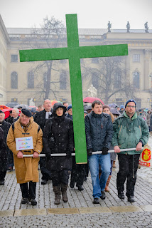 Wechselnde Kreuzträger, Foto. Gerhard Lenz, Berlin. Ökumenische Karfreitagsprozession vor der St.-hedwigs.Kathedrale