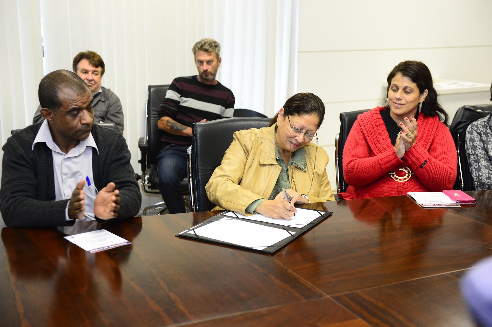Presidente do Conselho Municipal da Comunidade Negra de Caxias do Sul assinando documento da Rede