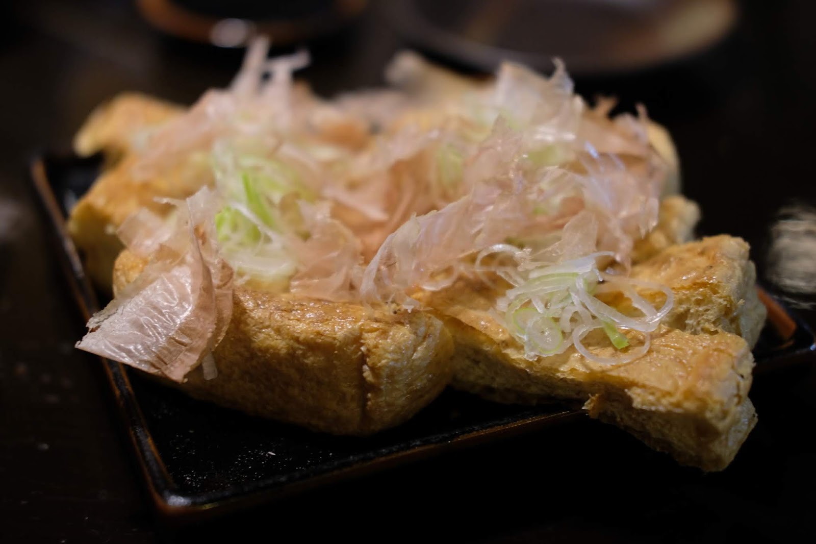 Eat Neat Beat Eats 西新宿 渡邊 で 具は えび天 しいたけ 鶏肉 ねぎ ふ 卵 揚げ餅と豪華絢爛な鍋焼きうどん