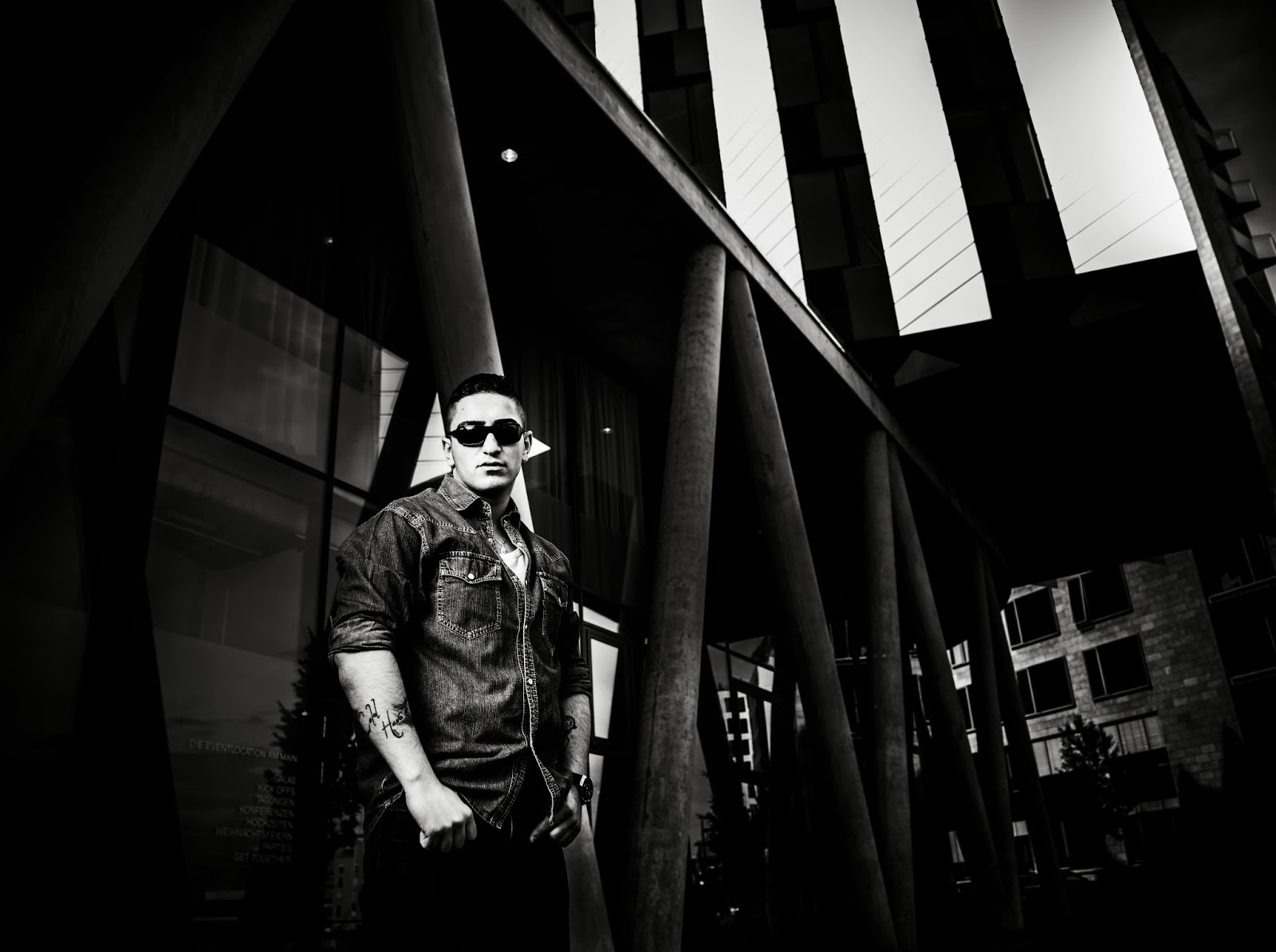 Capo featuring Cro Rohdiamant Videopremiere ( 1 Video) Atomlabor