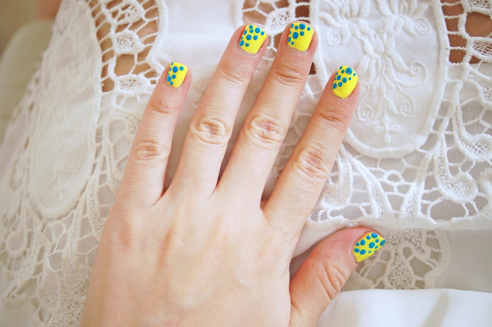 Loving this mani for Summer! Click through for step by step tutorial.