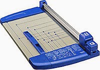 コクヨ ペ-パーカッターDN-61N
丸刃のカッターがレールに沿ってスライドするカッターです。
直線上にしか切れませんが、本体がずれる場合があります。
アマゾンで買っても結構いい値段しますね。 コクヨペ-パーカッターDN-61N