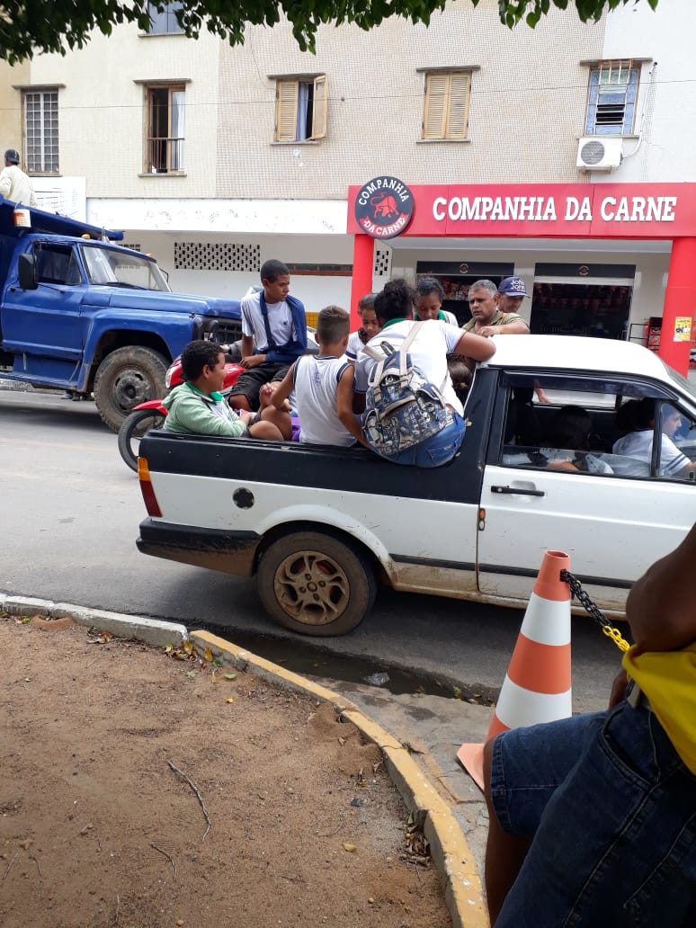 Jaguarari: Estudantes da zona rural de Pilar estão sendo transportados em carro aberto, denuncia morador Jaguarari: Estudantes da zona rural de Pilar estão sendo transportados em carro aberto, denuncia morador