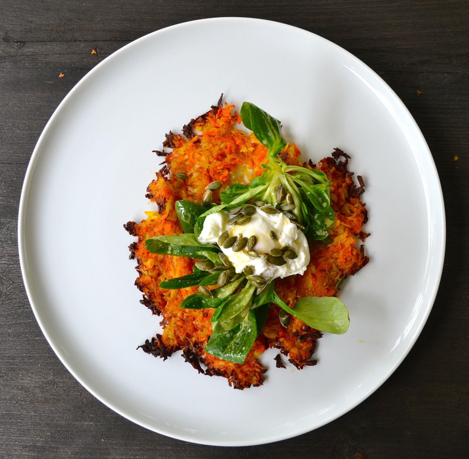 clubzimmer: Kartoffel-Möhren-Rösti mit Feldsalat und pochiertem Ei