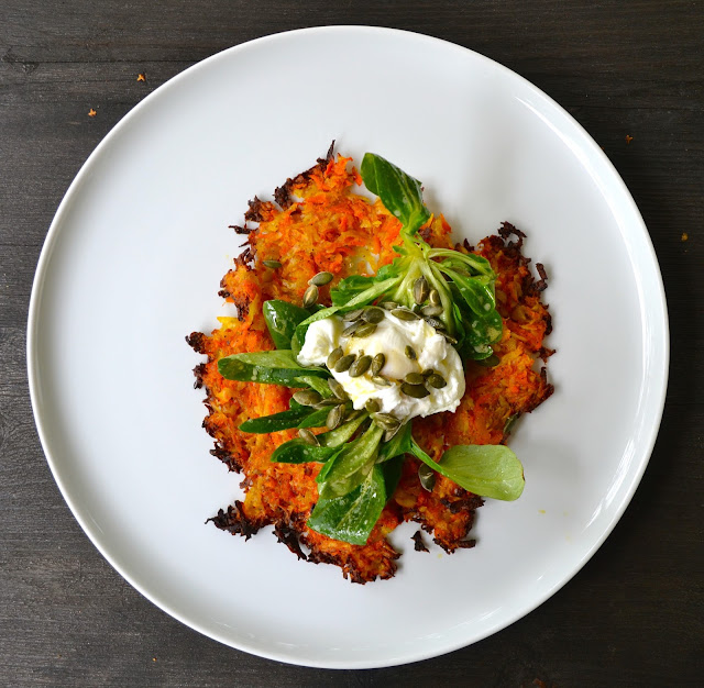clubzimmer: Kartoffel-Möhren-Rösti mit Feldsalat und pochiertem Ei