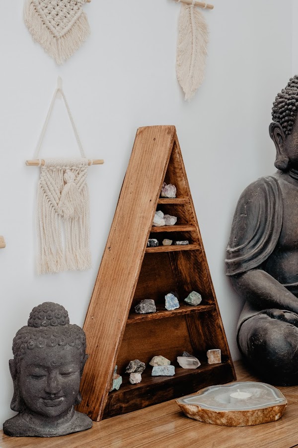 estanteria, minerales, estanteria madera, estanteria triangulo, madera, buda, esenciaindie