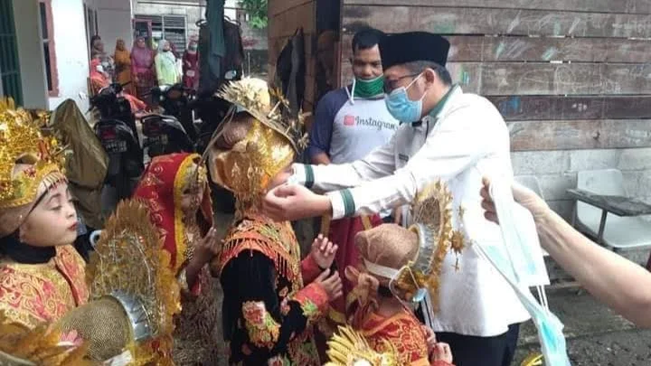 Padang Darurat Penularan Covid-19, Plt Wako Hendri Septa Pasangi Anak-anak Masker