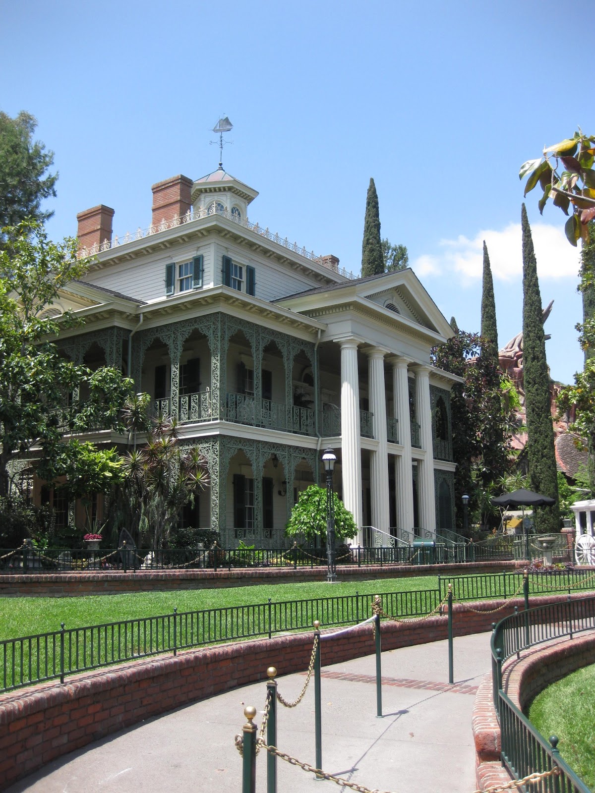 haunted-mansion-at-disneyland-tips-from-the-disney-divas-and-devos