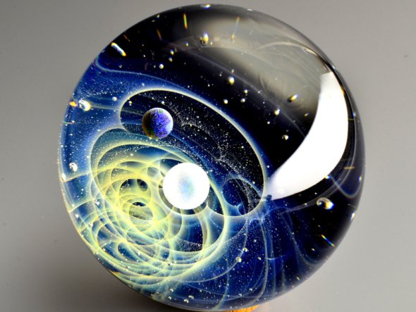 O espaço e o universo aprisionados em pequenas bolas de vidro nas incríveis esculturas de Satoshi Tomizu Satoshi Tomizu arte vidro escultura joalheria universos espaço