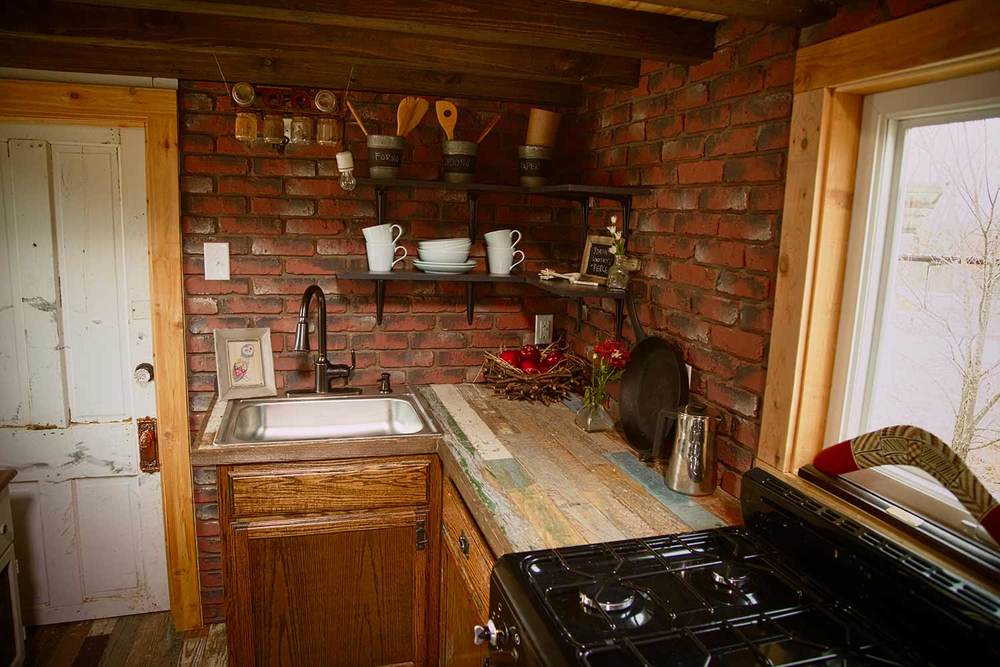 TINY HOUSE TOWN Bird's Nest Tiny House (192 Sq Ft)