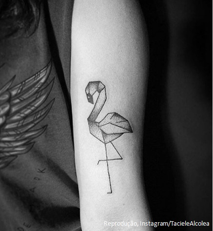 Tatuagem geométrica flamingo - Taciele Alcolea