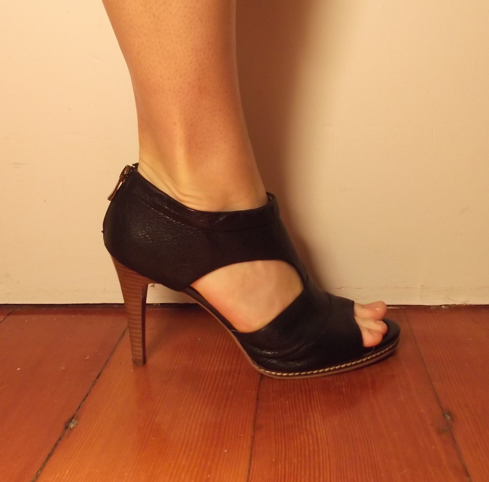 shoes to make feet look smaller