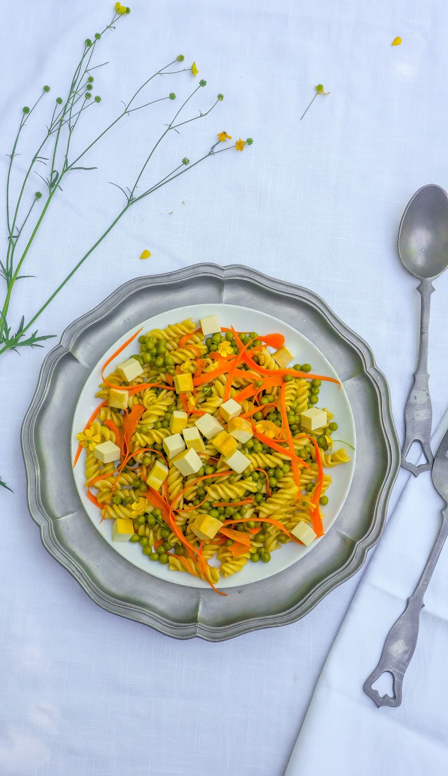 Pasta salad with peas, carrots and smoked tofu