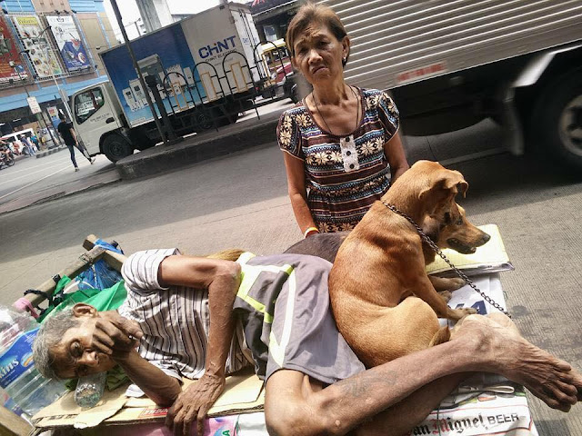 An old lady uses a 'kariton' to bring her sick husband to the hospital. Her story will surely break your heart! An old lady uses a 'kariton' to bring her sick husband to the hospital. Her story will surely break your heart!