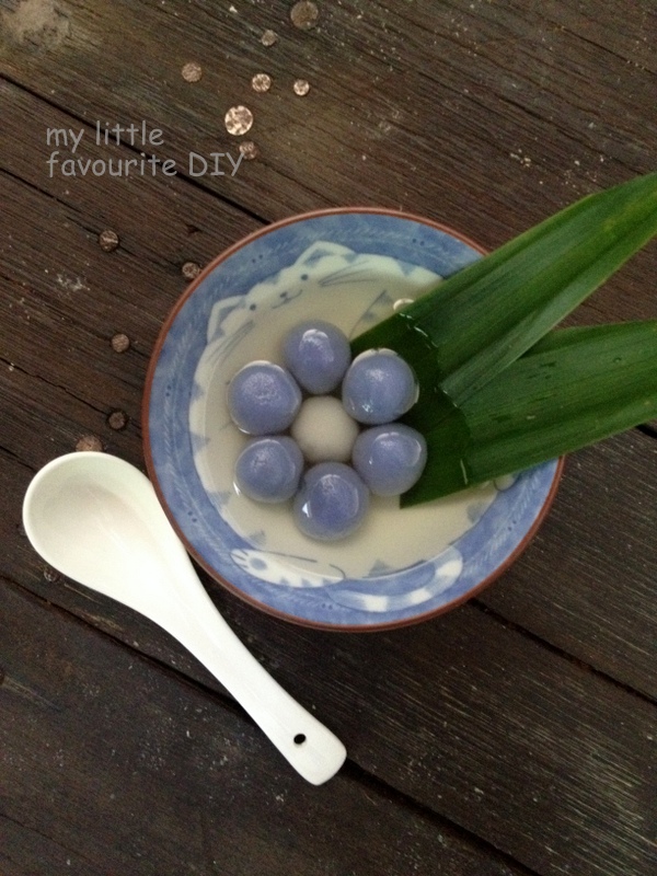 Blue Pea Flower Glutinous Rice Balls with Black Sesame Filling 蓝花黑芝麻汤圆