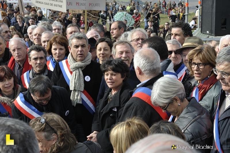 Sabine Buis, Pascal Terrasse, Michele Rivasi, josé Bové et les élus manifestation contre le gaz de schiste villeneuve de berg photo pascal blachier