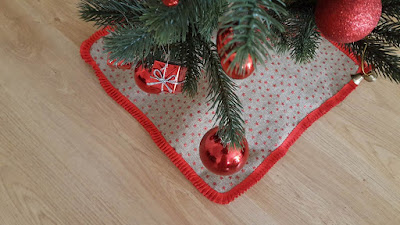 DIY Christmas tree skirt...from a table runner DIY Christmas tree skirt...from a table runner