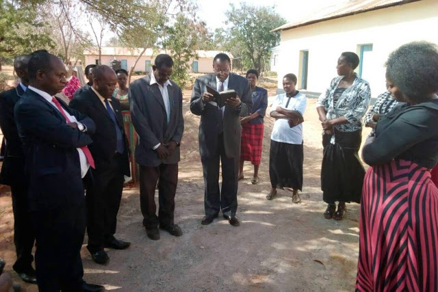 MKUU WA WILAYA SHINYANGA APONGEZA KANISA LA WAADVENTISTA KUKARABATI