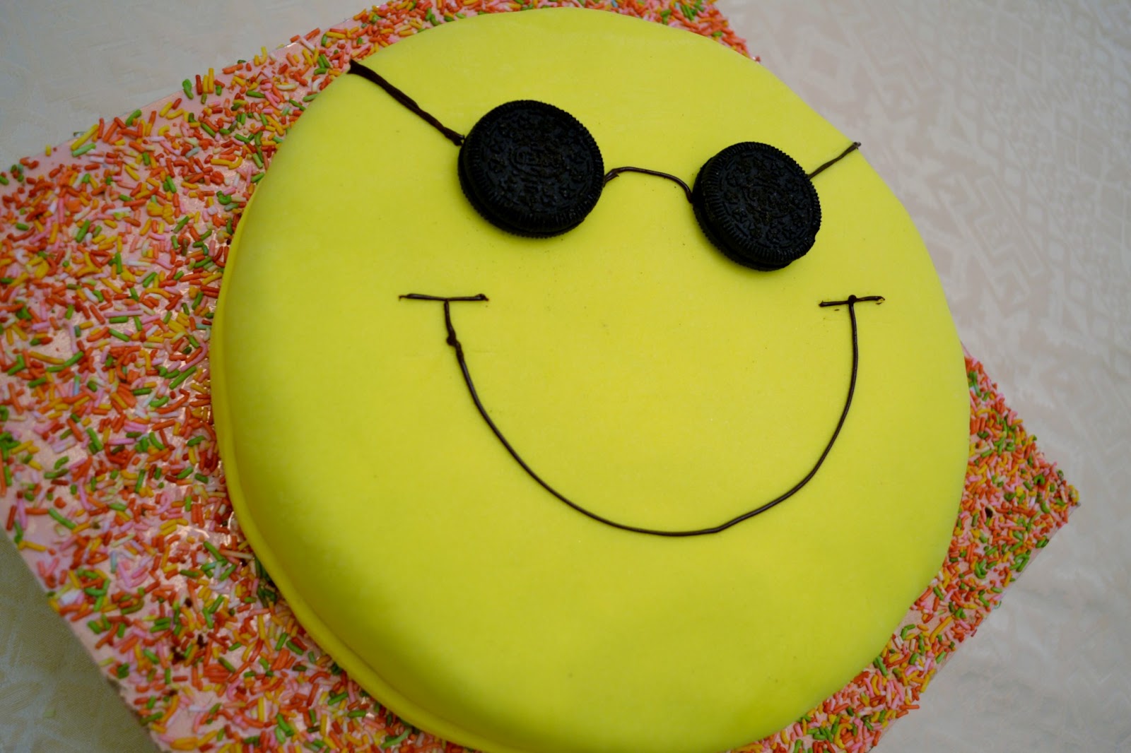 Торт улыбнись. Торт улыбка. Торт с улыбочкой. Тортик с улыбкой. Украсить торт улыбка.