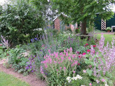 An English Homestead: Tour Of Mum's Garden