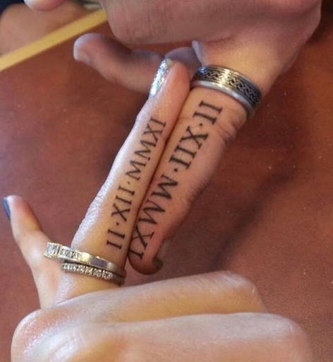Estes numeral romano data do casamento tatuagens