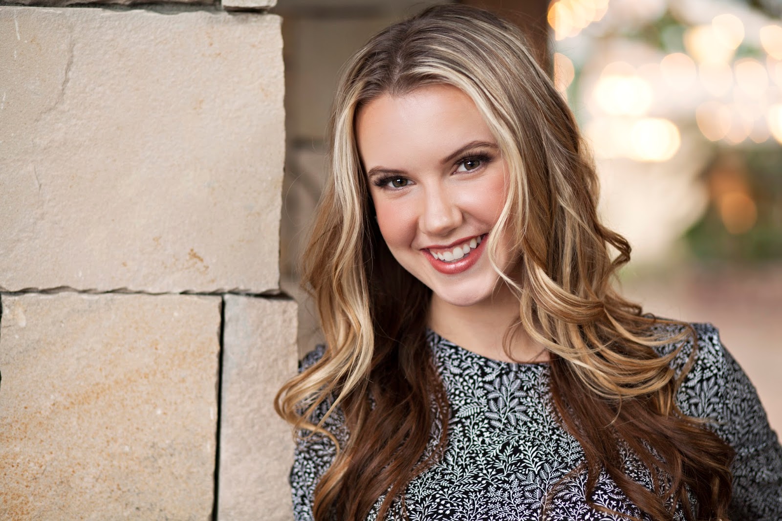 Тахмина афзал. Олеся дримс модель. She is a model. Джен брикер гимнастка. Девушка в платье красивая.