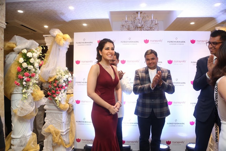 Raashi Khanna launches Forevermark Diamonds at Manepally Jewellers