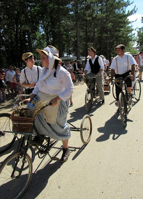 Desfile de bicicletas antiguas en Sault. Fiesta de la lavanda. La Provenza