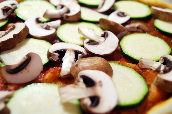 Pizza mit Zucchini und Champignons