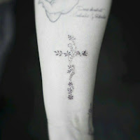 tatuaje de cruz con flores