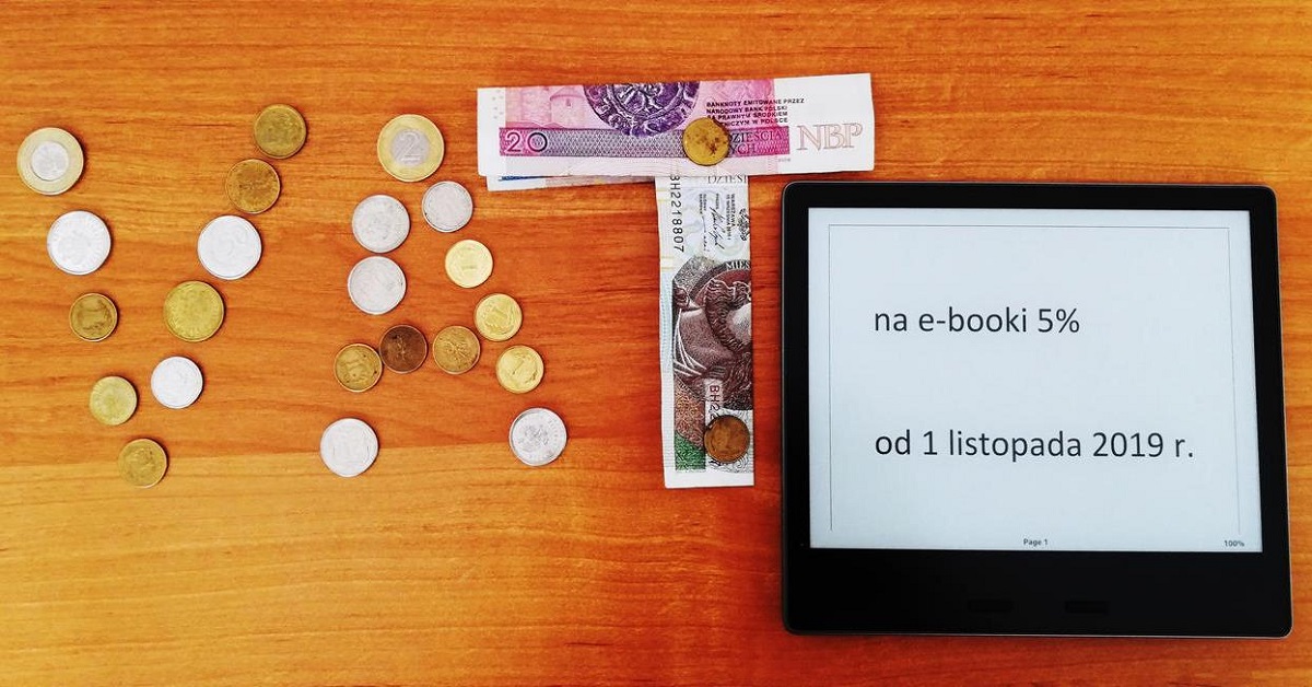 Ułożony napis z monet, banknotów oraz tekstu wyświetlanego na czytniku Kindle Oasis: VAT na e-booki 5% od 1 listopada 2019 r.