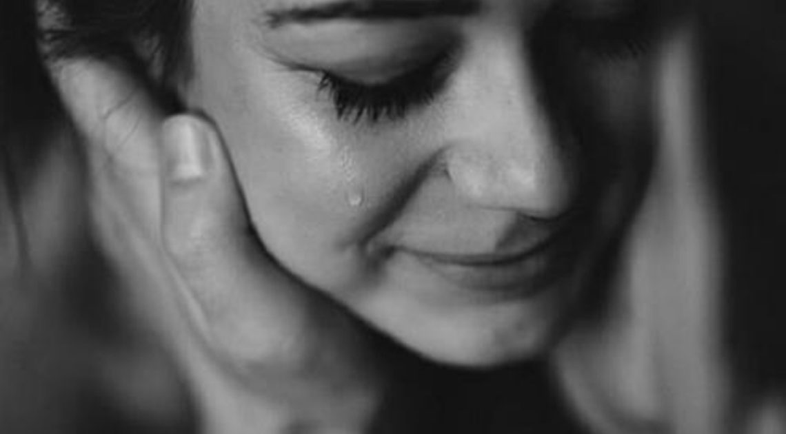 Будь пожалуйста сильнее. Женщина плачет. Девушка плачет от счастья. Девушка вытирает слезы. Девушка в слезах.