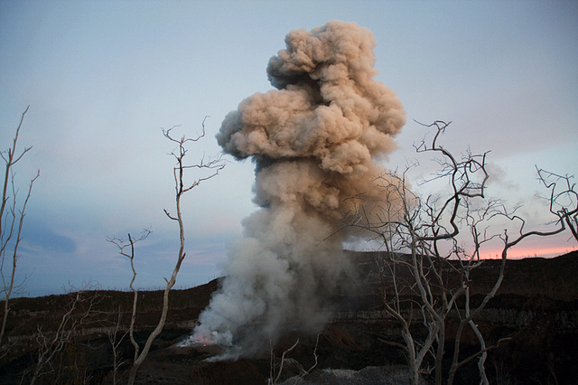 Panache de cendres du volcan Ibu
