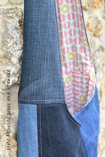 Sac bandoulière fait de pans de pantalons en jeans recyclés (chinés par mes soins), de différents tons, montés façon patchwork, coutures supiquées de fil rose, poche de jeans cousu à l'extérieur, bandoulière en jeans, entièrement doublé en tissu coton au motif pastèques et citrons.  Les jeans portés recyclés parfois délavés par le temps apportent cette "petite chose en plus" à cette pièce unique.