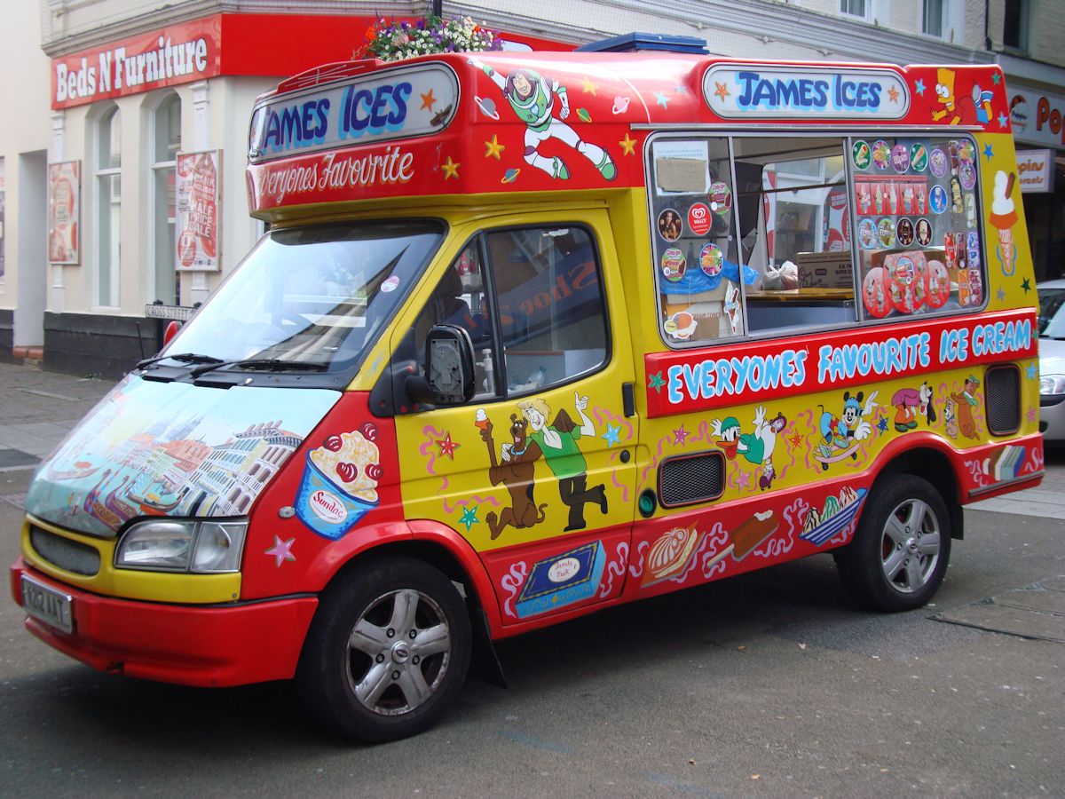 Мороженщик год. Фургон мороженое. Фургон мороженщика. Фургон с мороженым. Грузовик с мороженым.