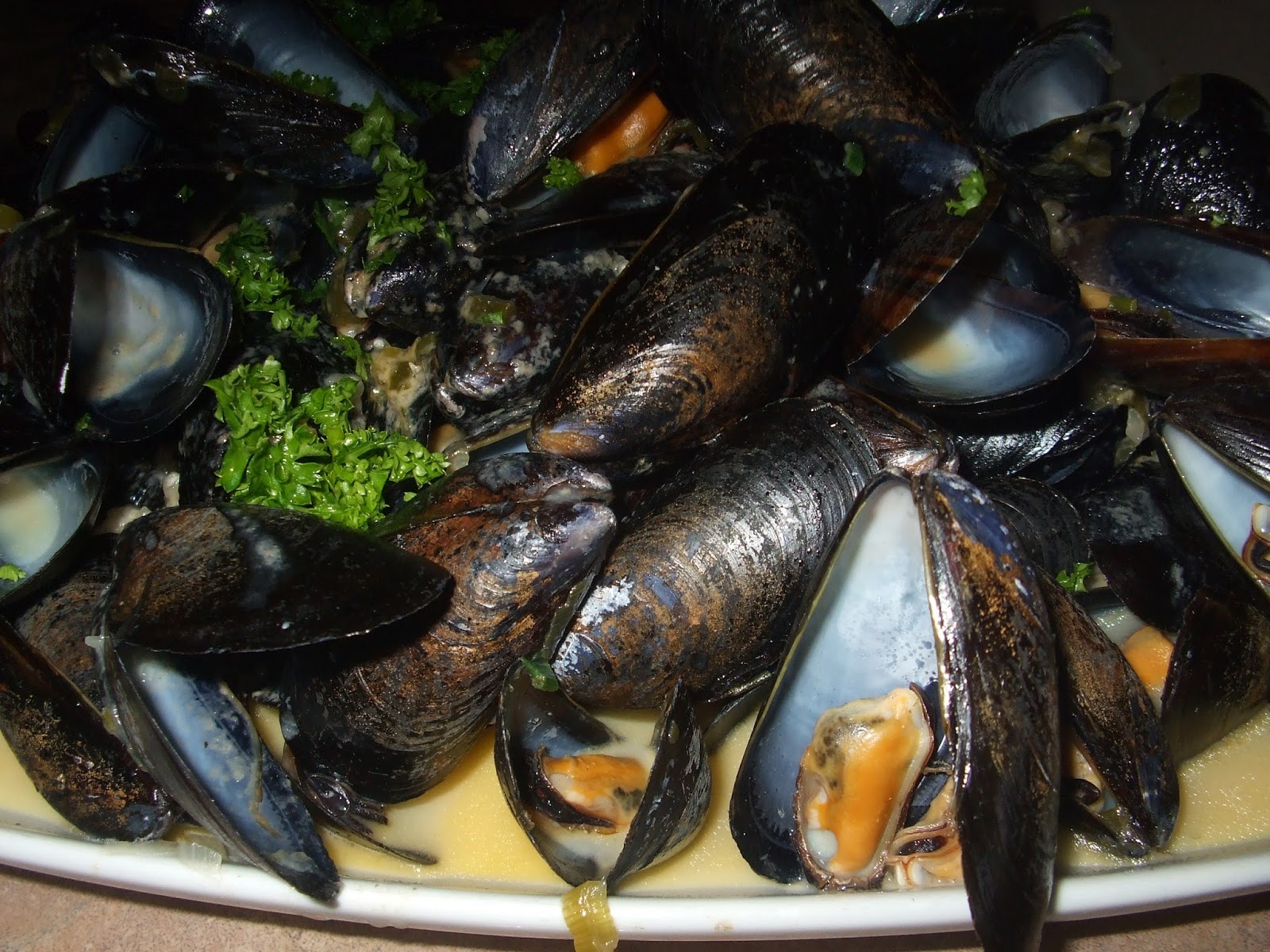 Dans les casseroles de GG Moules au cheddar et à la bière