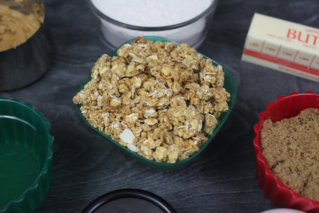 Make these delicious Mini Monster Cookies with Granola in no time for the holiday season. They use fantastic mix-ins, as well as the new Quaker® Simply Granola.