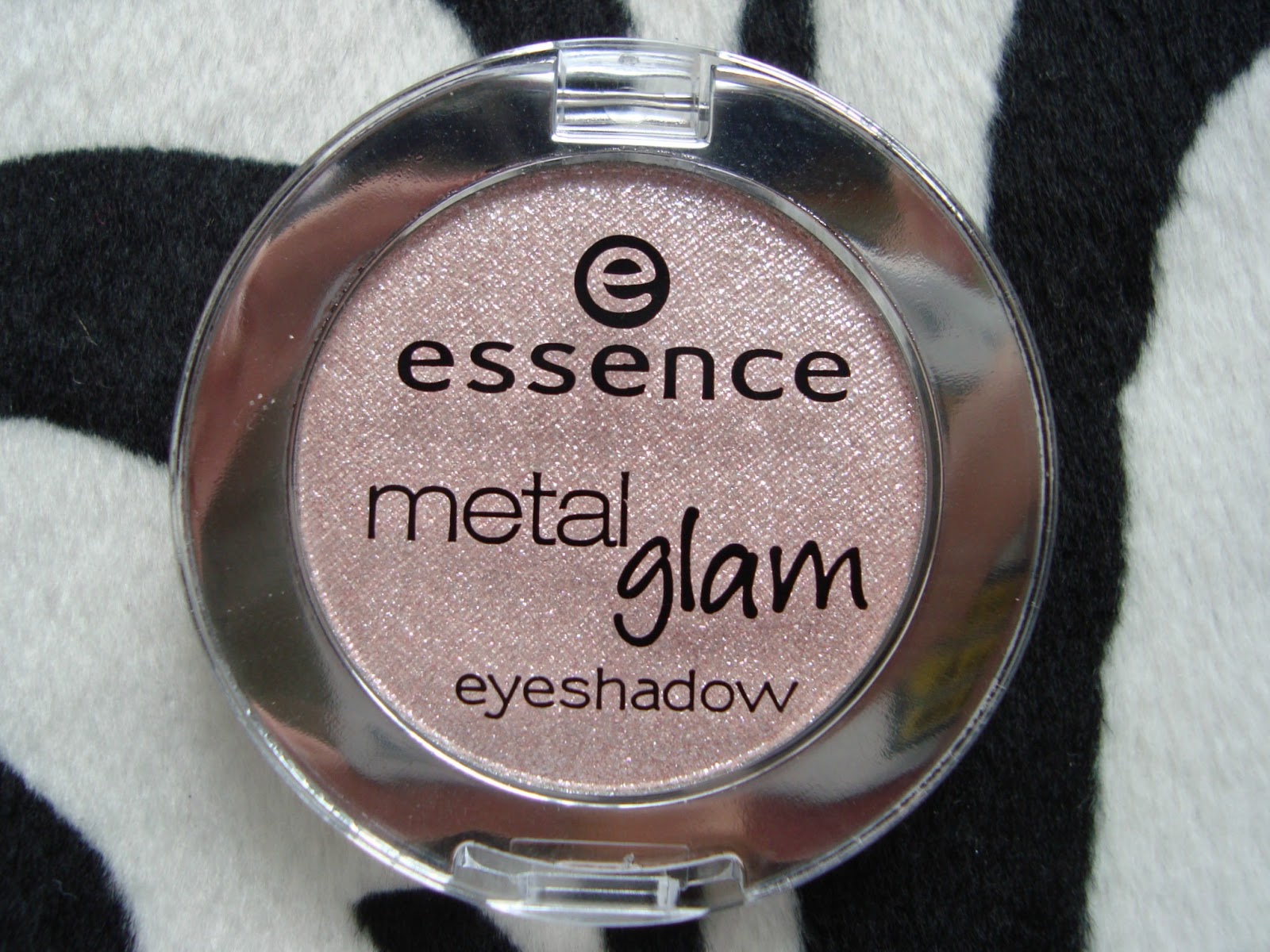 metal glam eyeshadow essence. tofu colorido.